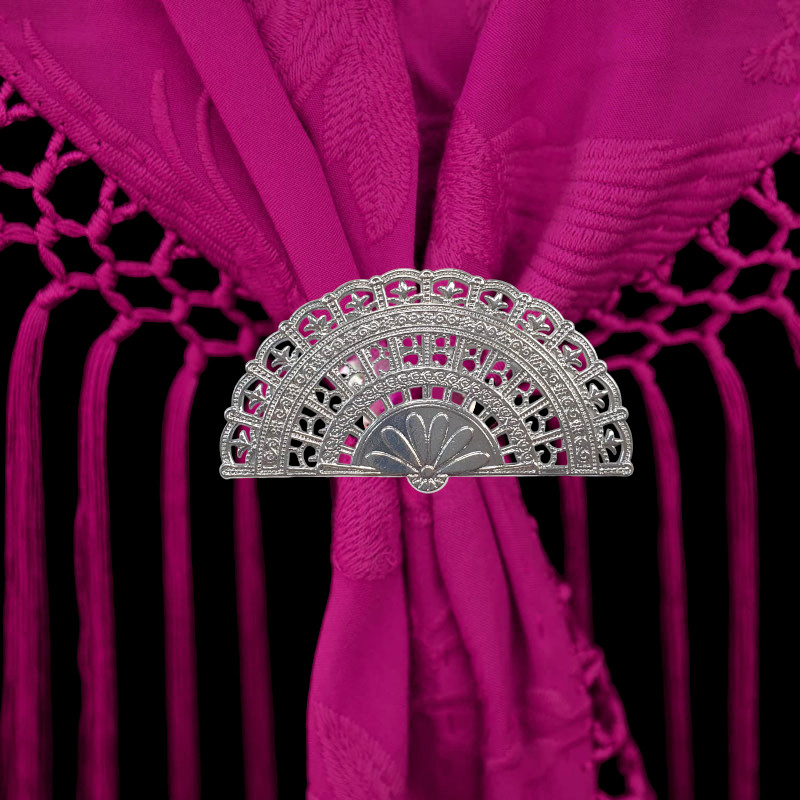 扇形の銀のブローチ