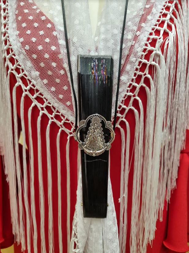 Cuelga Abanico de La Virgen del Rocío en Metal Plateado