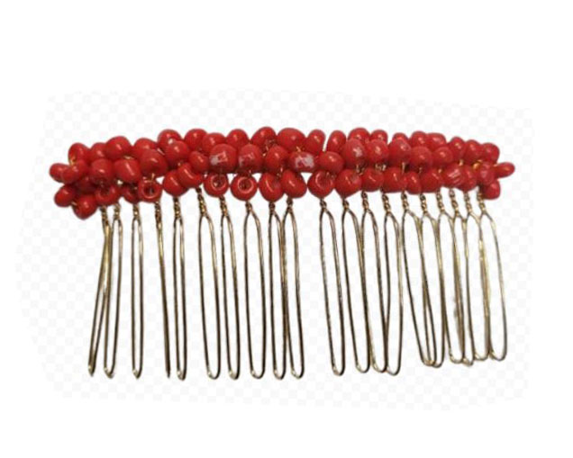 小さなボールのついた赤いコーム