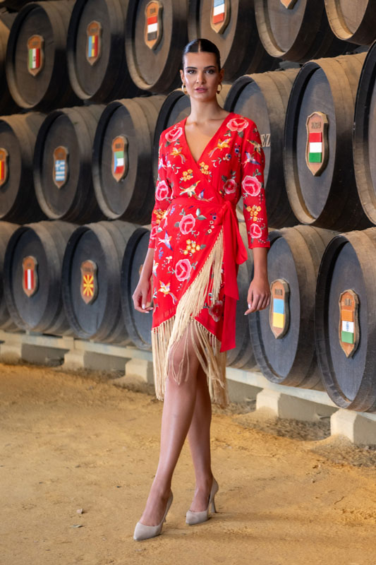  花の刺繍とフリンジが付いたコーラルショールスタイルのドレス、Cepaモデル