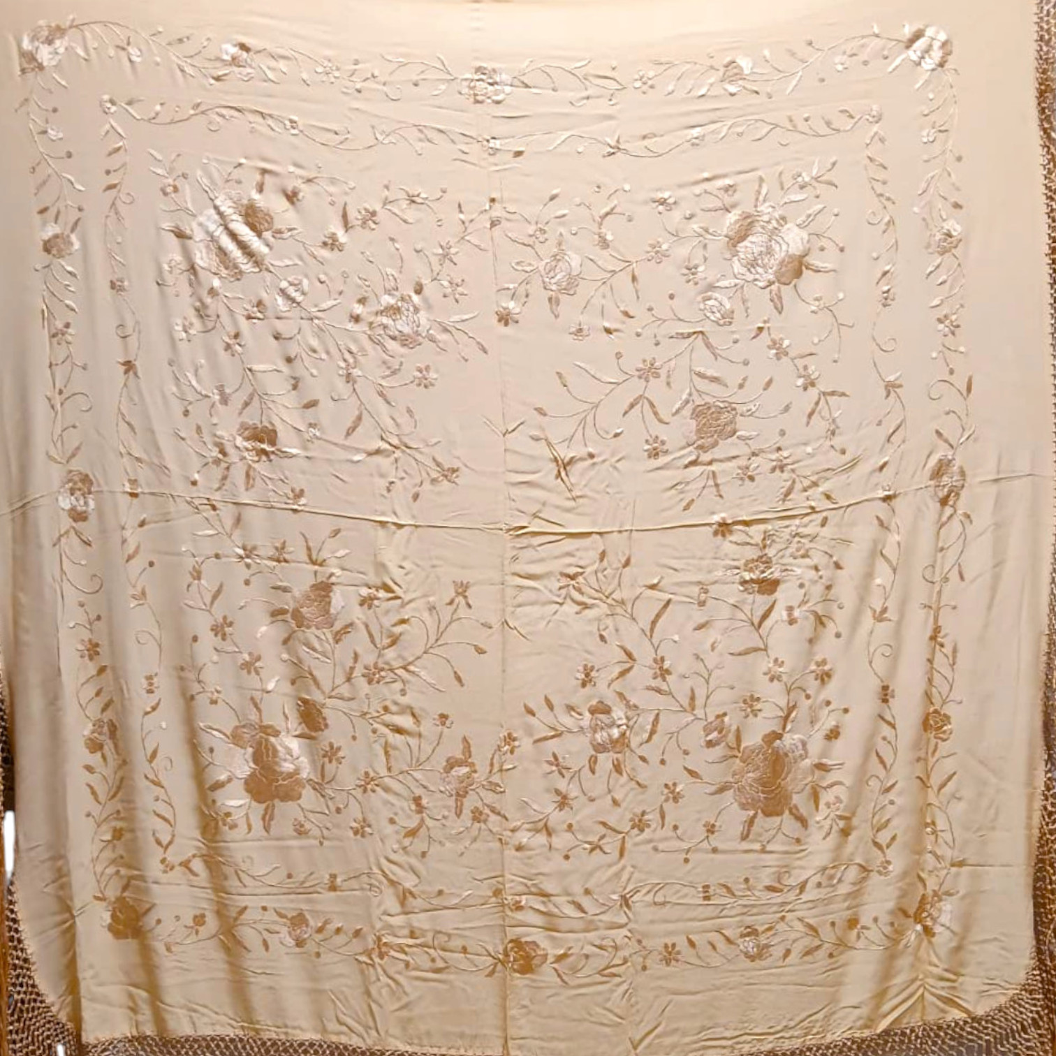 Châle Brodé à la Main en Soie Naturelle. Ref. 1010615BEBE