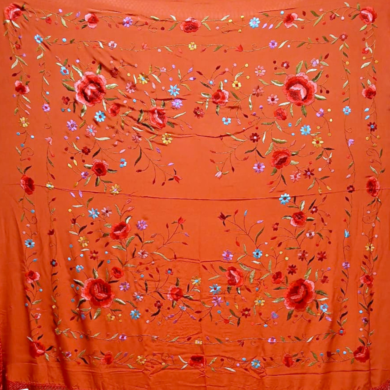 Mantón Bordado a Mano en Seda Natural. Ref. 1010615CLDCLRS