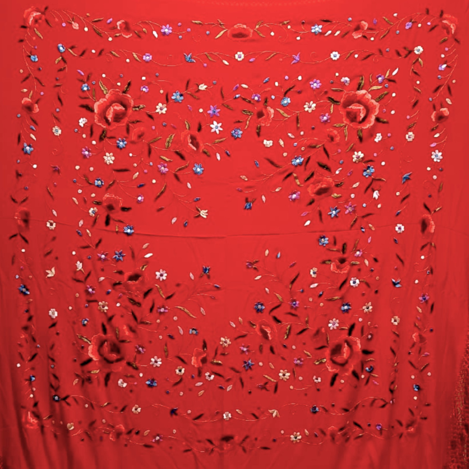 Mantón Bordado a Mano en Seda Natural. Ref. 1010615RJCLRSAZ