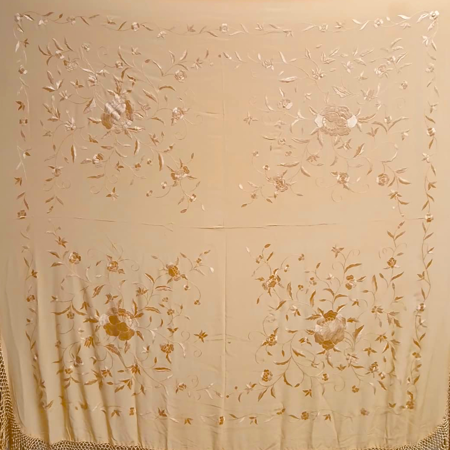 Mantón Bordado a Mano en Seda Natural. Ref. 1010621BGBG