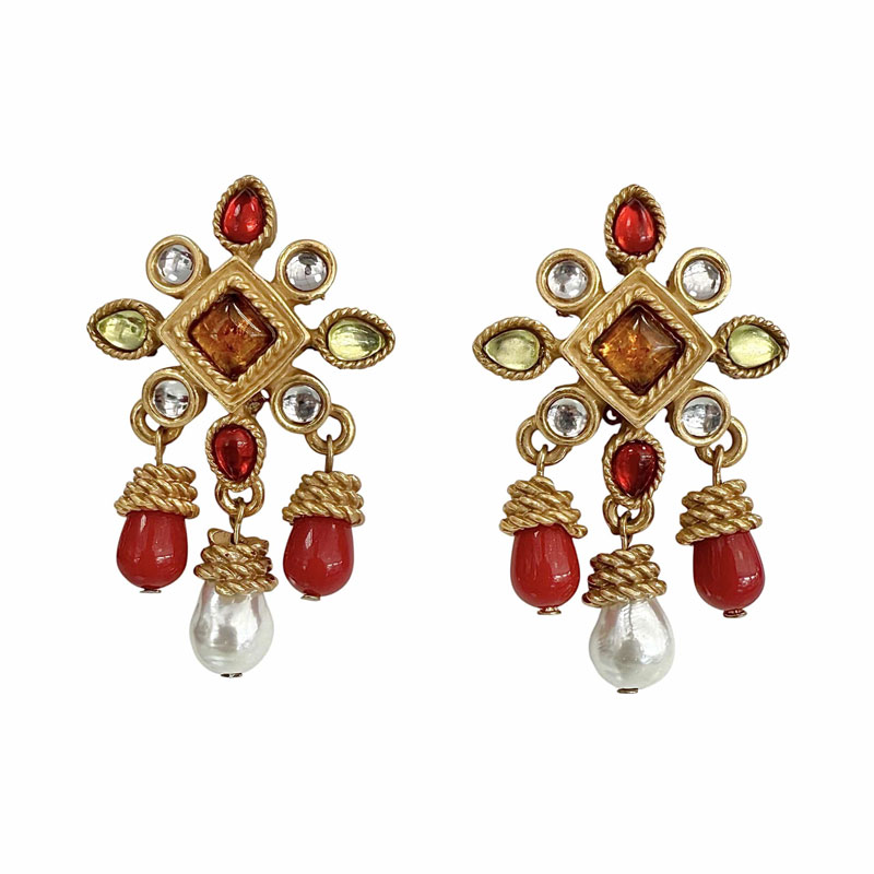 Pendientes Étnicos Dorados con Coral y Perlas. Elegancia Artesanal
