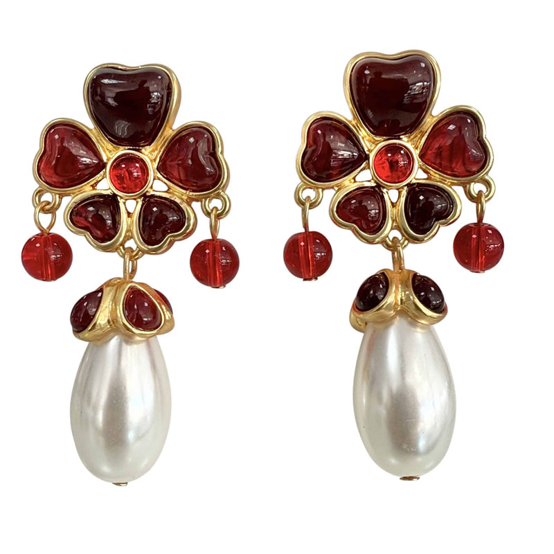Pendientes Daria Dorados con Detalles en Rojo y Perlas. Joyería Fina para Mujer