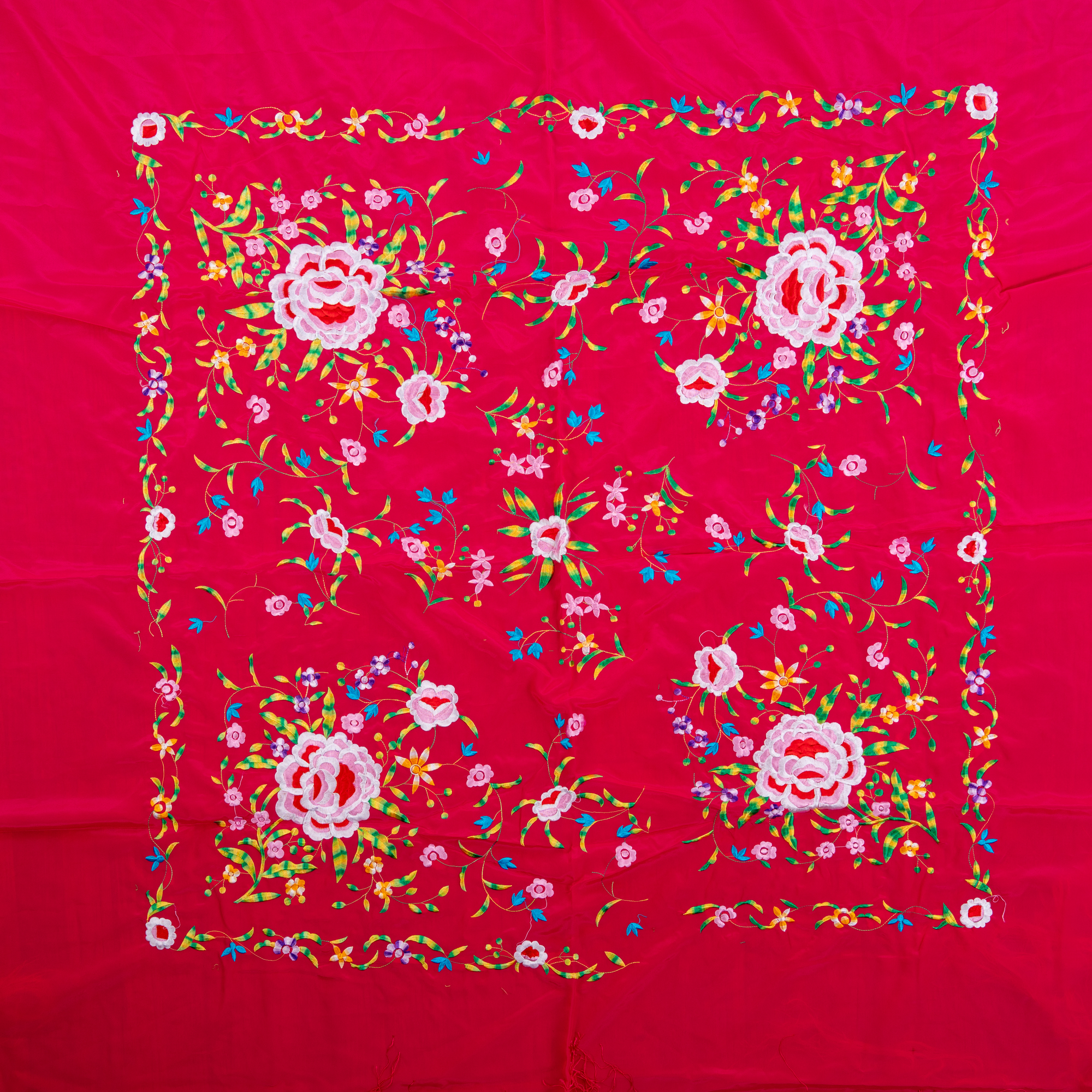 Manton de Manila para Ensayo. Rojo bordado en Colores. 135cm X 135cm