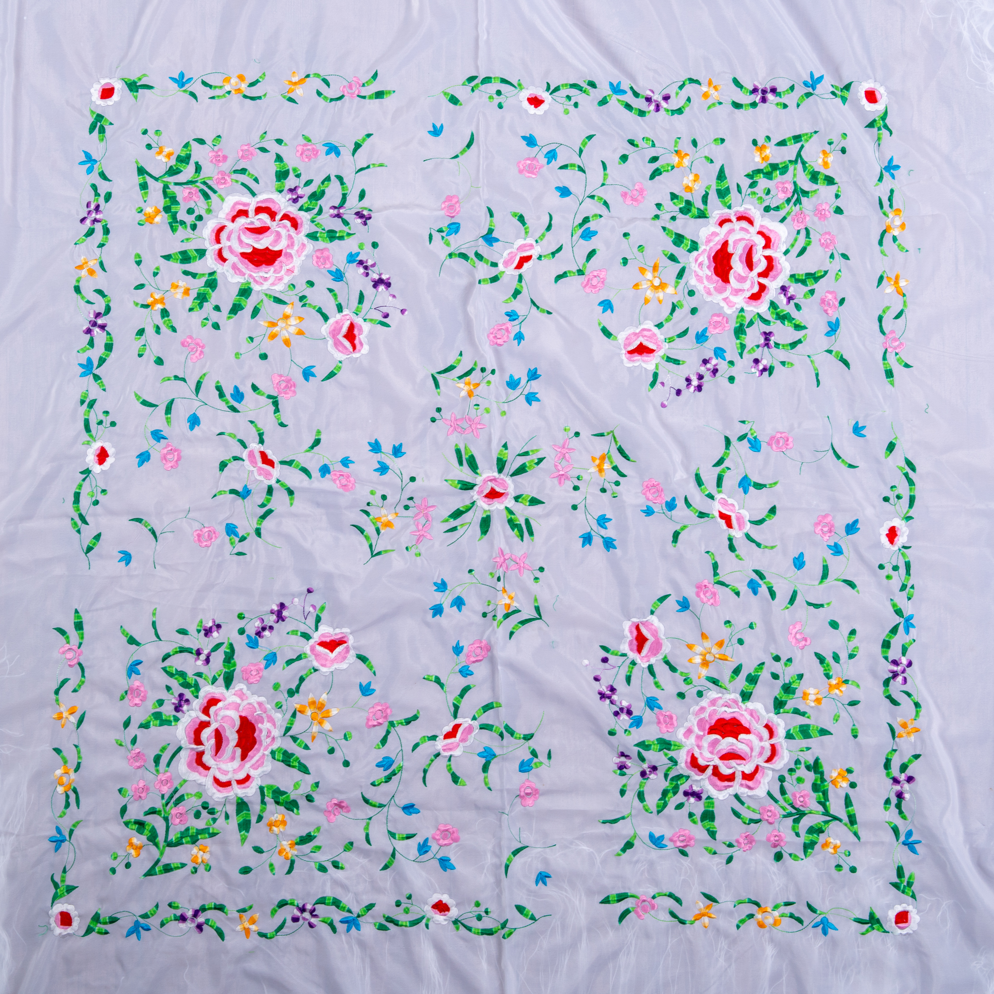 Manton de Manila para Ensayo. Blanco bordado en Colores. 135cm X 135cm