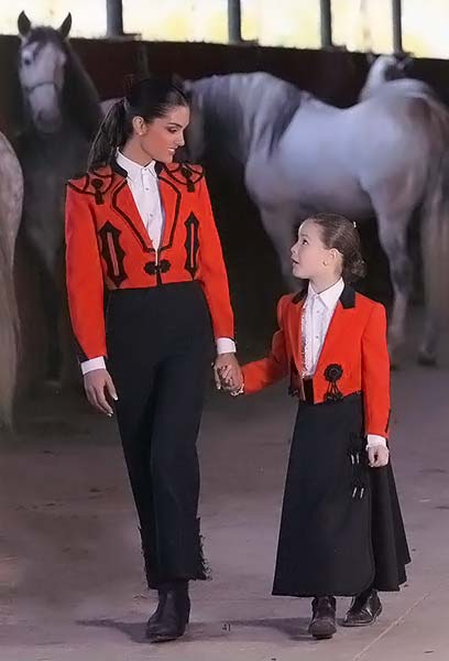 Chaqueta Paseo Goyesca Roja con Hombreras y Calzona Señora Caireles Negra Elastica